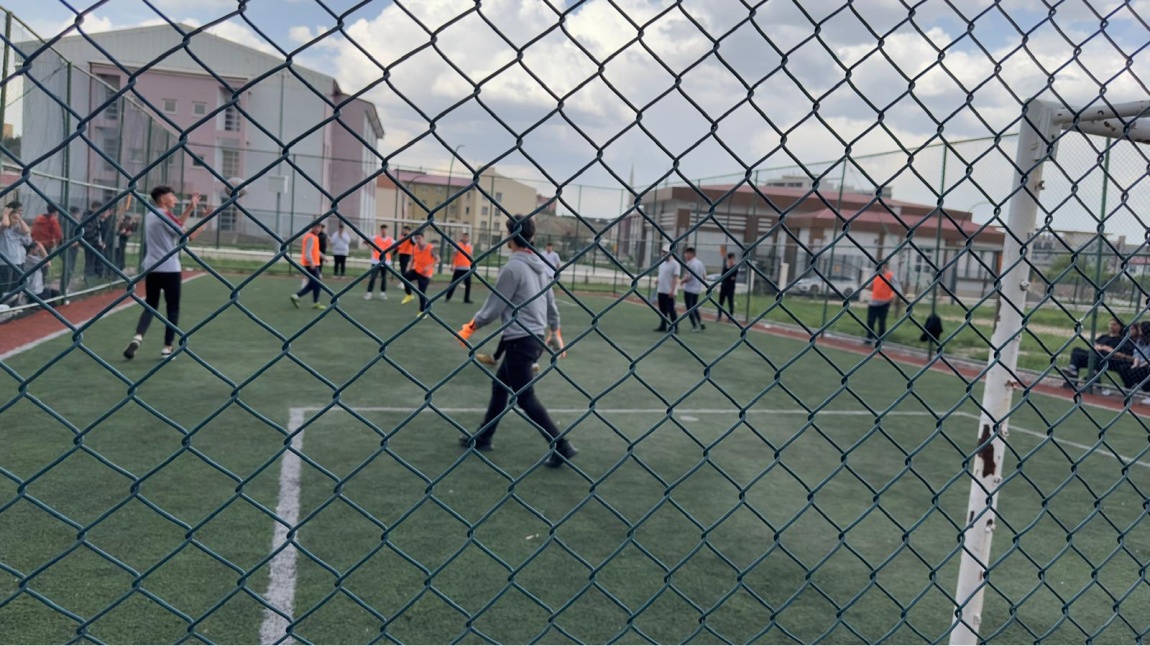 Okulumuzda sınıflar arası Futbol Turnuvası maçları devam ediyor.